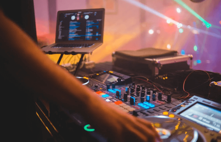 DJ de música electrónica